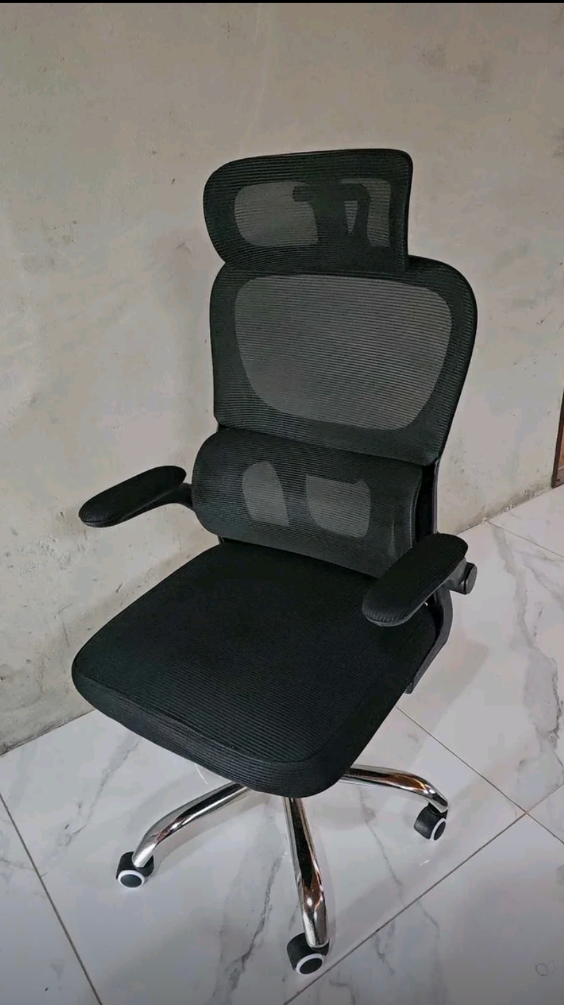 Cliente usando a Cadeira Presidente Ergonômica ArcoDesk no home office